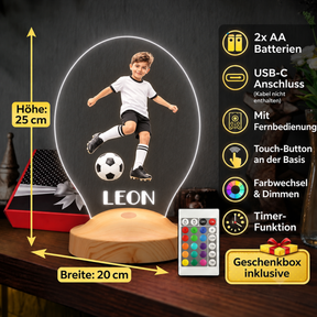 KI-generiertes Produktbeispiel: Fußballkind LED Lampe mit Maßen 25 cm Höhe und 20 cm Breite, Fernbedienung, USB-C, Batteriebetrieb und Geschenkbox