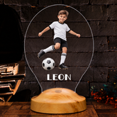 KI-generiertes Produktbeispiel: Personalisierte Fußballkind Acryl Lampe mit weiß schwarzem Trikot