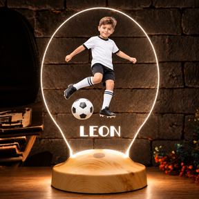 KI-generiertes Produktbeispiel: Fußballkind Acryl LED Lampe mit hellem weißem Licht