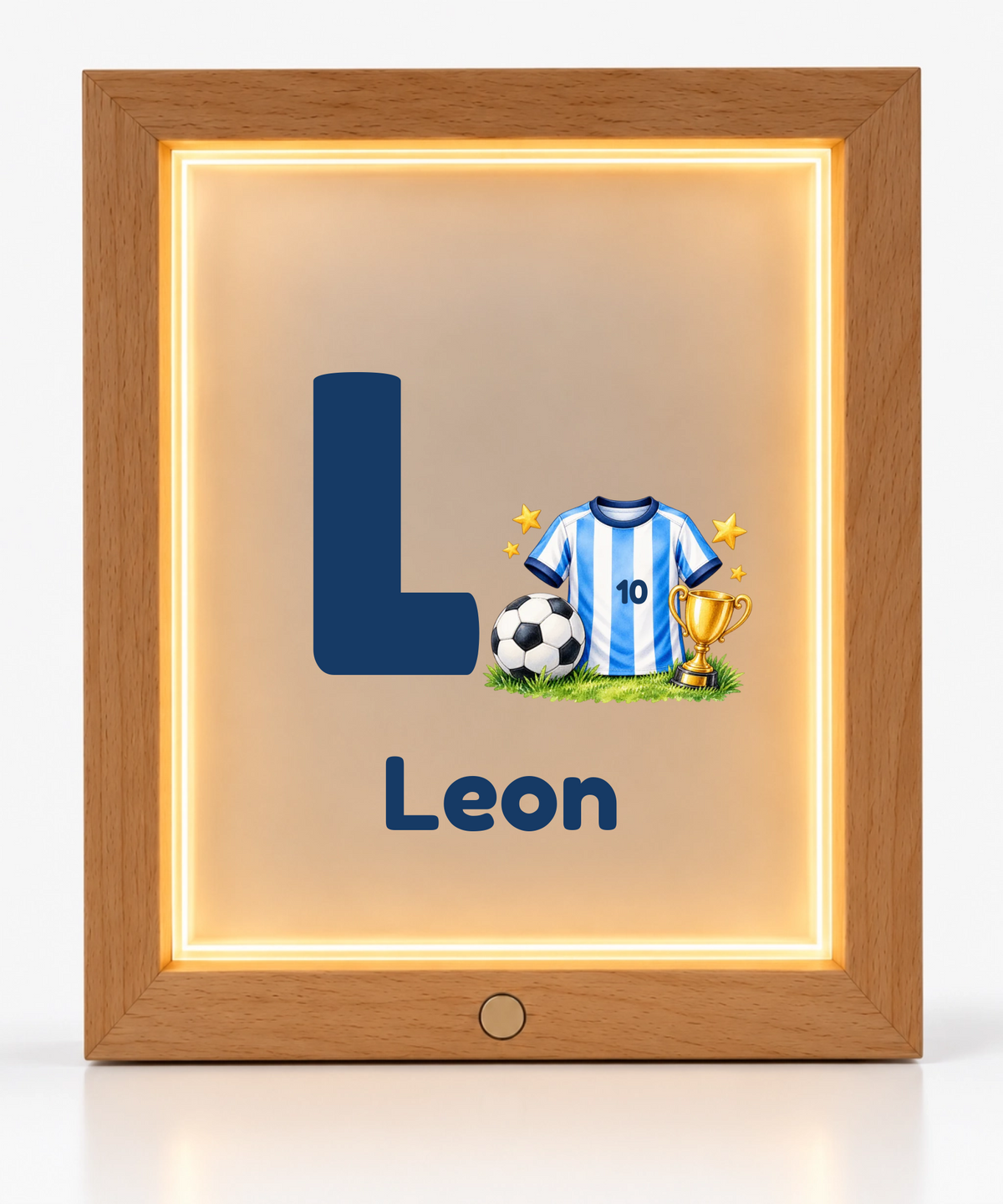 Große Initiale L nah am Fußballtrikot mit Nummer 10, Name Leon darunter.